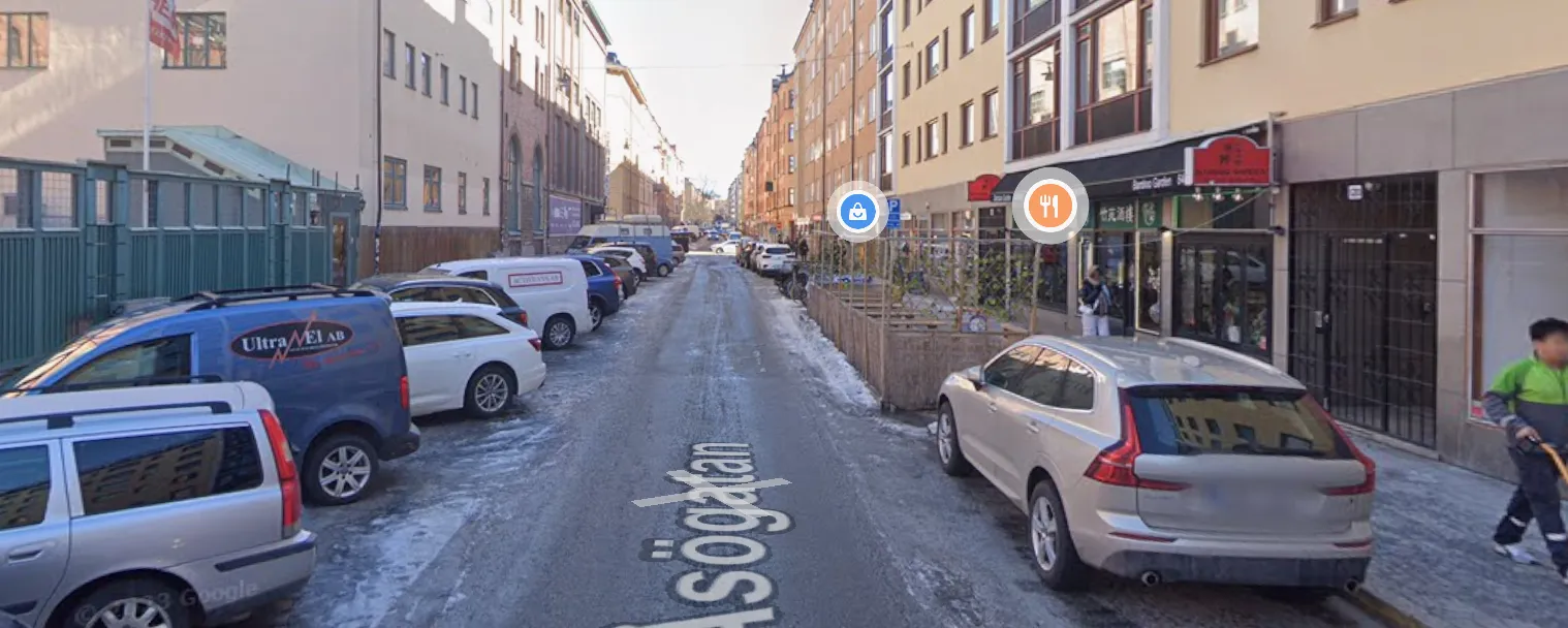 Åsögatan på Södermalm idag: körbana och kantstensparkering upptar större delen av gatubredden.