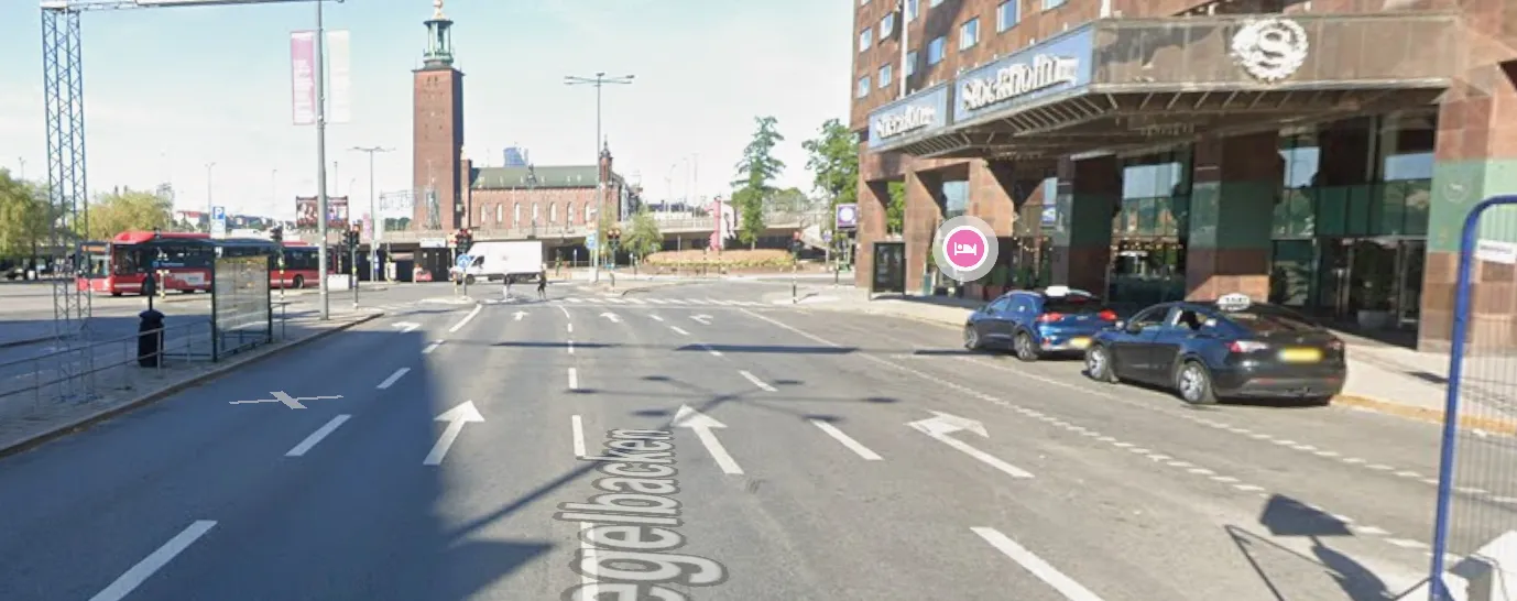 Tegelbacken idag: en bred trafikapparat med flera körfält mellan Gamla stan och Norrmalm.